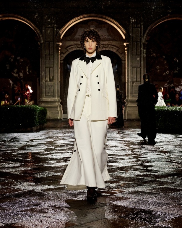 مجموعة Dior Cruise لعام 2024: احتفال بـ"فريدا كاهلو" والحرفية الاستثنائية