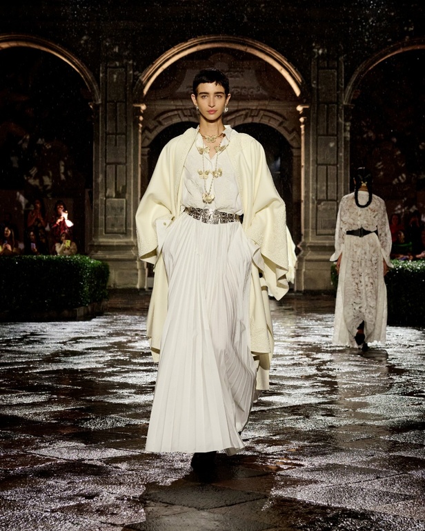 مجموعة Dior Cruise لعام 2024: احتفال بـ"فريدا كاهلو" والحرفية الاستثنائية