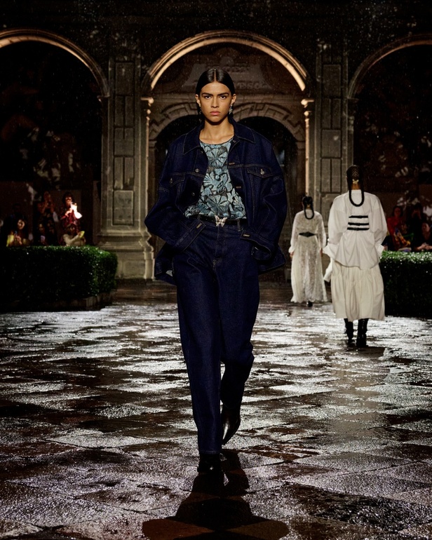 مجموعة Dior Cruise لعام 2024: احتفال بـ"فريدا كاهلو" والحرفية الاستثنائية