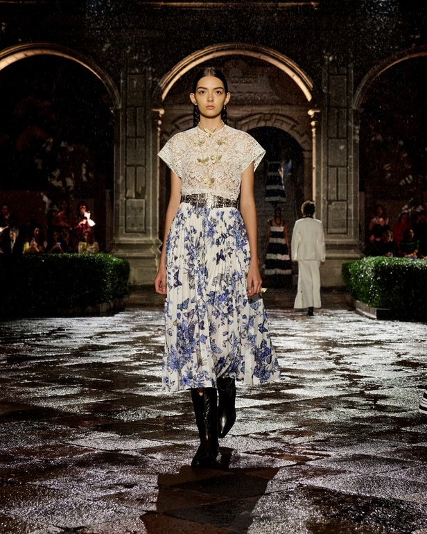 مجموعة Dior Cruise لعام 2024: احتفال بـ"فريدا كاهلو" والحرفية الاستثنائية