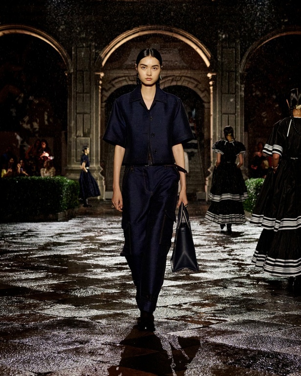 مجموعة Dior Cruise لعام 2024: احتفال بـ"فريدا كاهلو" والحرفية الاستثنائية