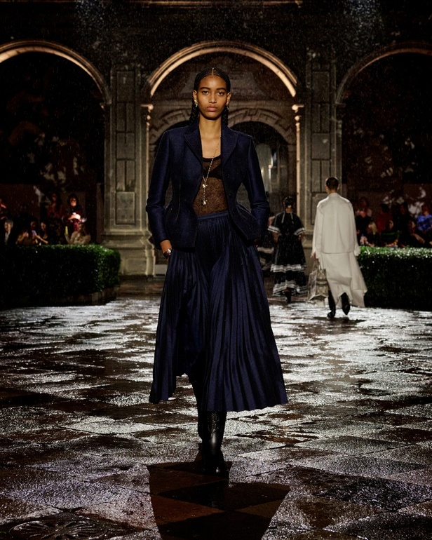 مجموعة Dior Cruise لعام 2024: احتفال بـ"فريدا كاهلو" والحرفية الاستثنائية