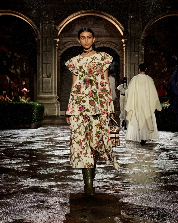 مجموعة Dior Cruise لعام 2024: احتفال بـ"فريدا كاهلو" والحرفية الاستثنائية