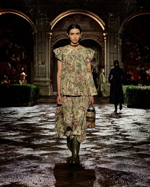 مجموعة Dior Cruise لعام 2024: احتفال بـ"فريدا كاهلو" والحرفية الاستثنائية