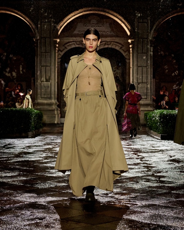 مجموعة Dior Cruise لعام 2024: احتفال بـ"فريدا كاهلو" والحرفية الاستثنائية