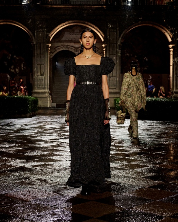 مجموعة Dior Cruise لعام 2024: احتفال بـ"فريدا كاهلو" والحرفية الاستثنائية