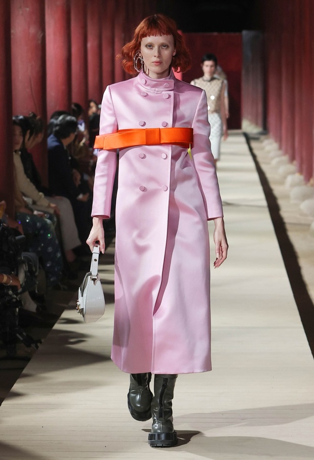 مجموعة Gucci Cruise 2024 تأخذنا إلى سيول في رحلة تجمع بين الأناقة والتراث 