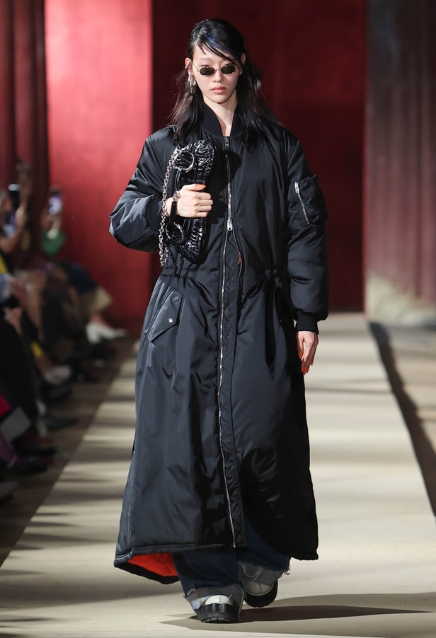 مجموعة Gucci Cruise 2024 تأخذنا إلى سيول في رحلة تجمع بين الأناقة والتراث 