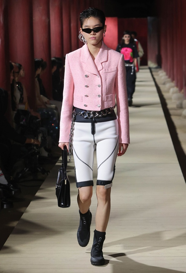 مجموعة Gucci Cruise 2024 تأخذنا إلى سيول في رحلة تجمع بين الأناقة والتراث 
