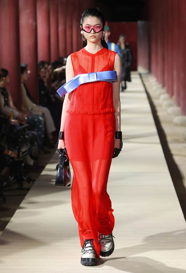مجموعة Gucci Cruise 2024 تأخذنا إلى سيول في رحلة تجمع بين الأناقة والتراث 