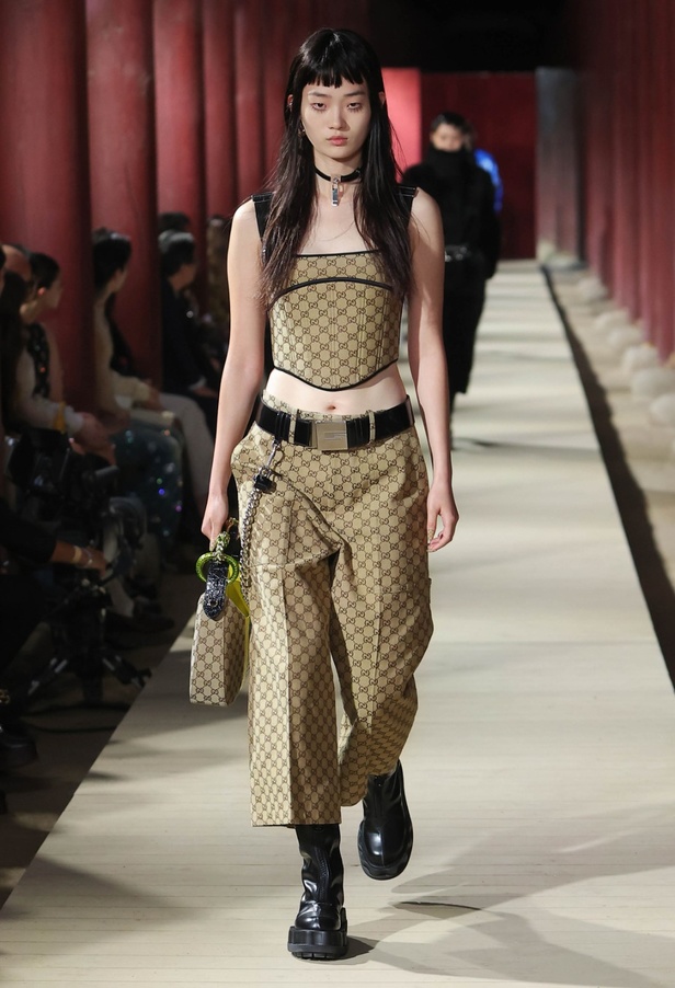 مجموعة Gucci Cruise 2024 تأخذنا إلى سيول في رحلة تجمع بين الأناقة والتراث 