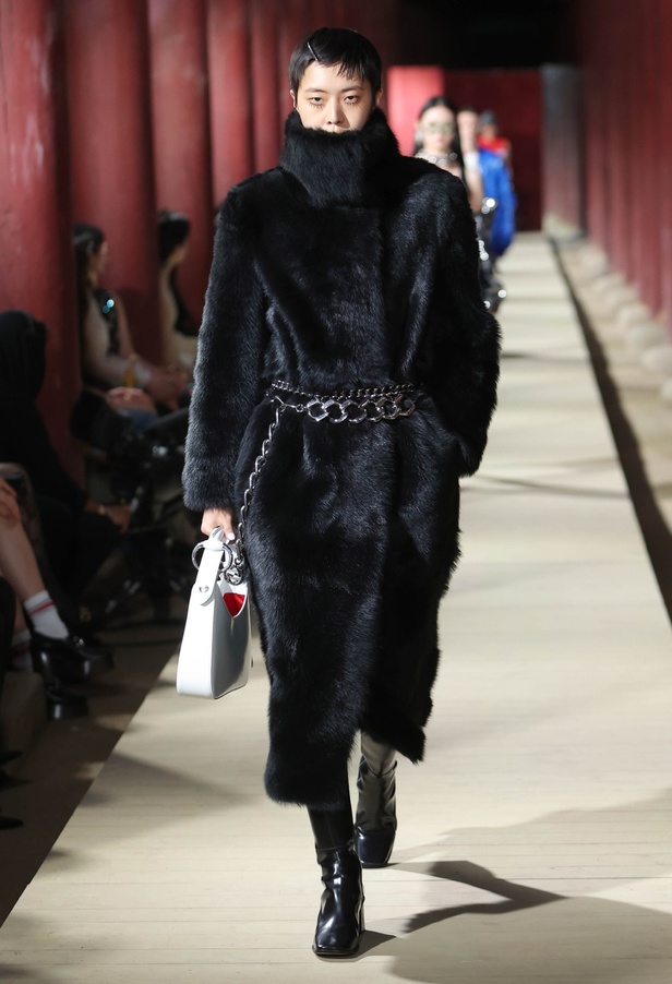 مجموعة Gucci Cruise 2024 تأخذنا إلى سيول في رحلة تجمع بين الأناقة والتراث 