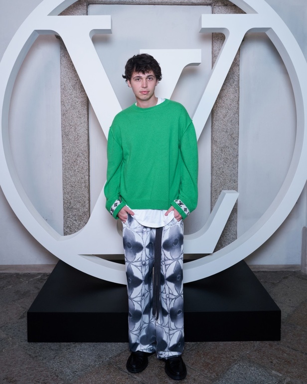 لويس فويتون تقدّم مجموعة Cruise 2024 بأجواء خيالية في إيزولا بيلا 