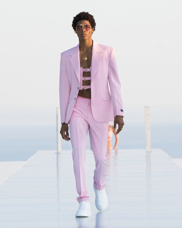 فيرساتشي "La Vacanza" مجموعة ما قبل الخريف 2023