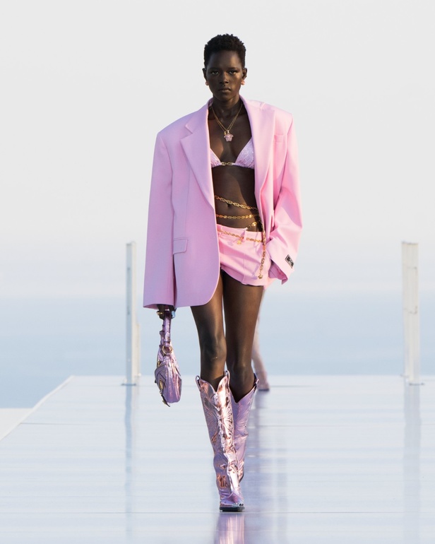 فيرساتشي "La Vacanza" مجموعة ما قبل الخريف 2023