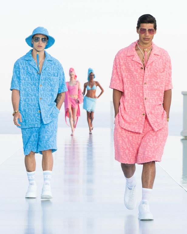 فيرساتشي "La Vacanza" مجموعة ما قبل الخريف 2023