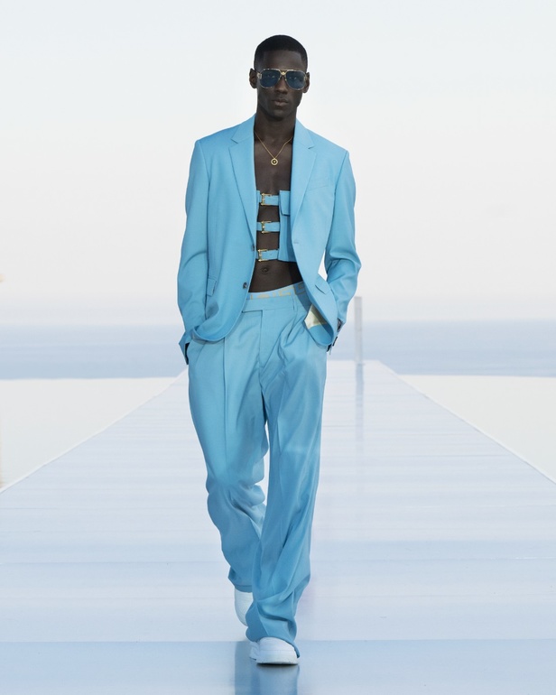 فيرساتشي "La Vacanza" مجموعة ما قبل الخريف 2023