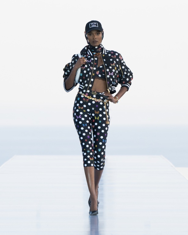 فيرساتشي "La Vacanza" مجموعة ما قبل الخريف 2023