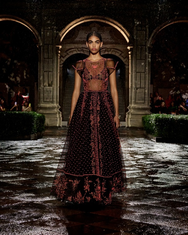 مجموعة Dior Cruise لعام 2024: احتفال بـ"فريدا كاهلو" والحرفية الاستثنائية