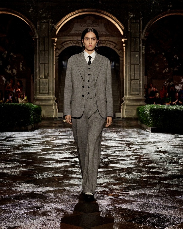 مجموعة Dior Cruise لعام 2024: احتفال بـ"فريدا كاهلو" والحرفية الاستثنائية