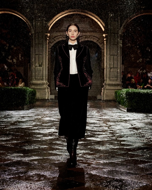 مجموعة Dior Cruise لعام 2024: احتفال بـ"فريدا كاهلو" والحرفية الاستثنائية