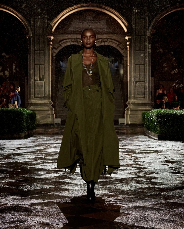 مجموعة Dior Cruise لعام 2024: احتفال بـ"فريدا كاهلو" والحرفية الاستثنائية