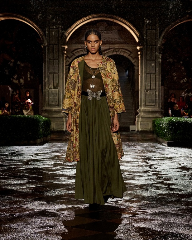 مجموعة Dior Cruise لعام 2024: احتفال بـ"فريدا كاهلو" والحرفية الاستثنائية