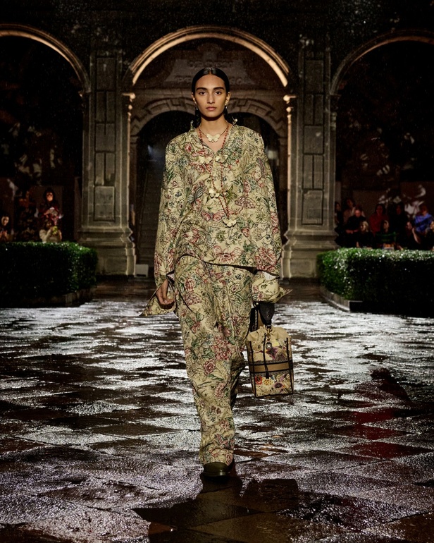 مجموعة Dior Cruise لعام 2024: احتفال بـ"فريدا كاهلو" والحرفية الاستثنائية