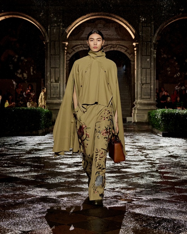 مجموعة Dior Cruise لعام 2024: احتفال بـ"فريدا كاهلو" والحرفية الاستثنائية