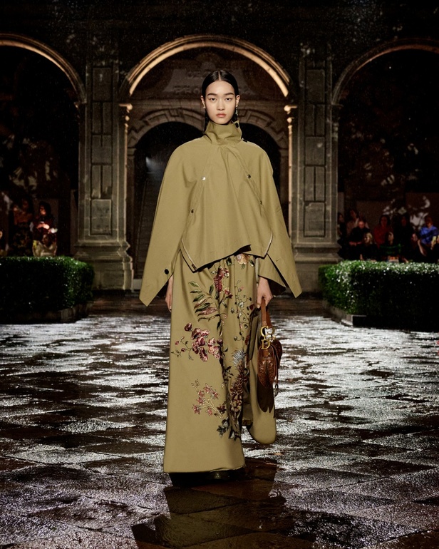 مجموعة Dior Cruise لعام 2024: احتفال بـ"فريدا كاهلو" والحرفية الاستثنائية