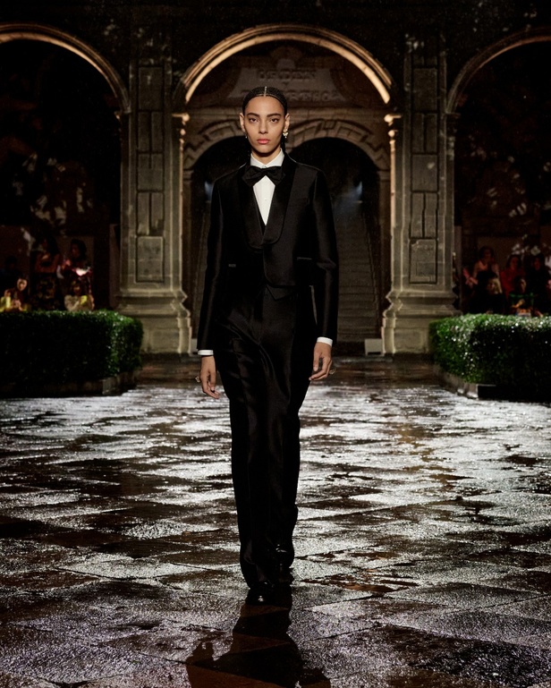 مجموعة Dior Cruise لعام 2024: احتفال بـ"فريدا كاهلو" والحرفية الاستثنائية