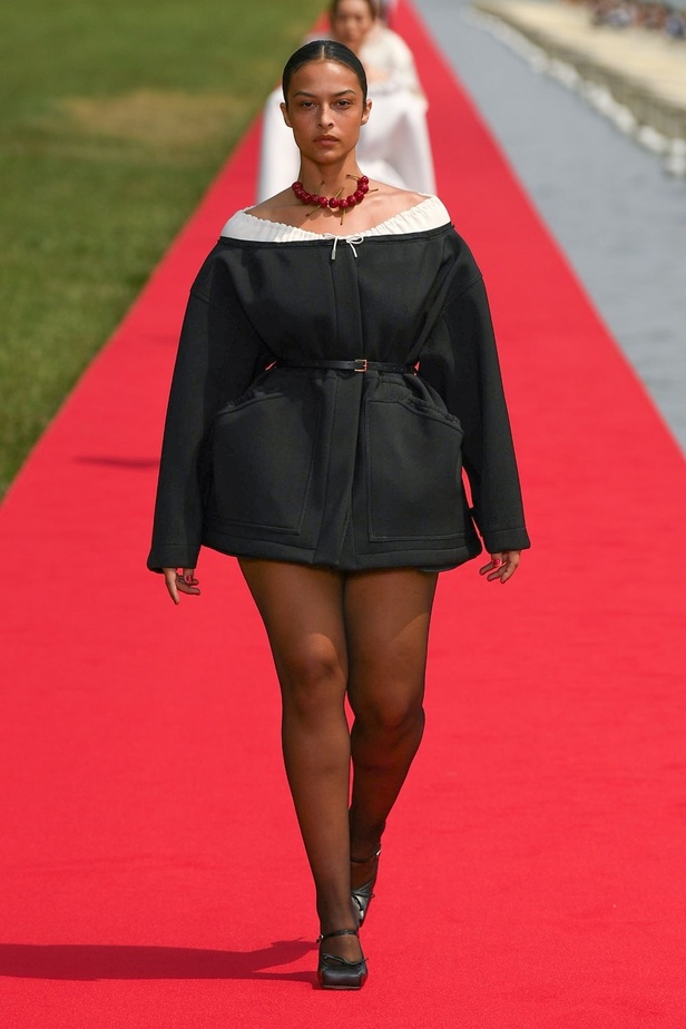عرض أزياء Jacquemus لخريف 2023.. تكريم لأناقة الليدي ديانا وجرأة في القصات