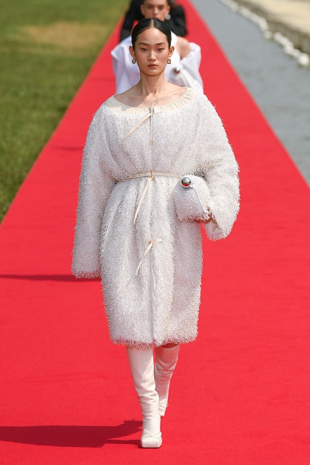 عرض أزياء Jacquemus لخريف 2023.. تكريم لأناقة الليدي ديانا وجرأة في القصات