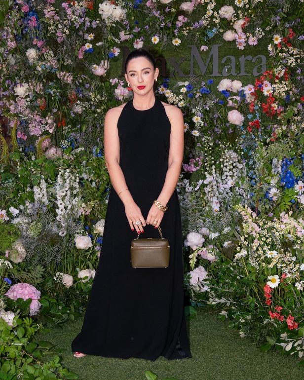 مجموعة Max Mara ريزورت 2024 تجمع بين فخامة الحرف الإيطالية وسحر الفولكلور السويدي 