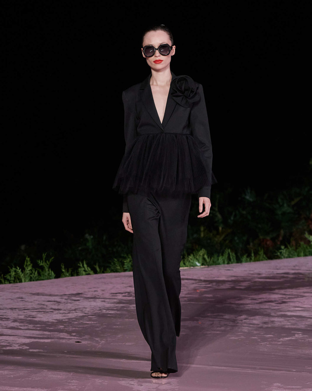 علامة Carolina Herrera تطلق تشكيلة Resort 2024 الجديدة من أزياء السفر والعطلات