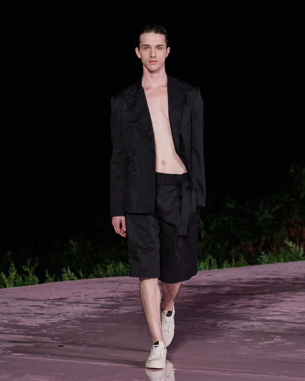 علامة Carolina Herrera تطلق تشكيلة Resort 2024 الجديدة من أزياء السفر والعطلات