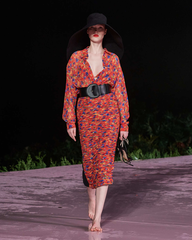 علامة Carolina Herrera تطلق تشكيلة Resort 2024 الجديدة من أزياء السفر والعطلات