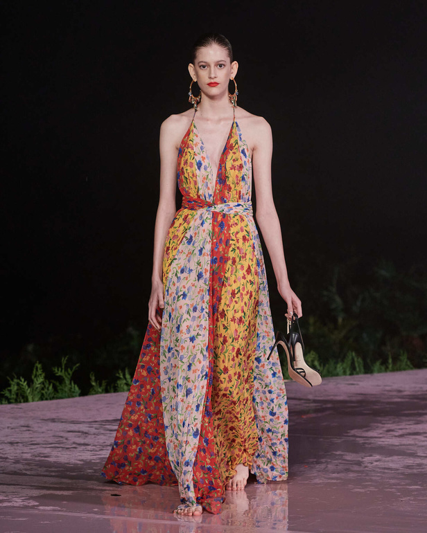 علامة Carolina Herrera تطلق تشكيلة Resort 2024 الجديدة من أزياء السفر والعطلات