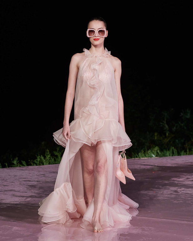 علامة Carolina Herrera تطلق تشكيلة Resort 2024 الجديدة من أزياء السفر والعطلات