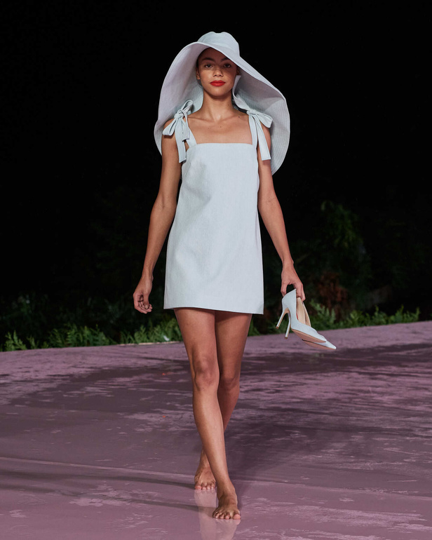 علامة Carolina Herrera تطلق تشكيلة Resort 2024 الجديدة من أزياء السفر والعطلات