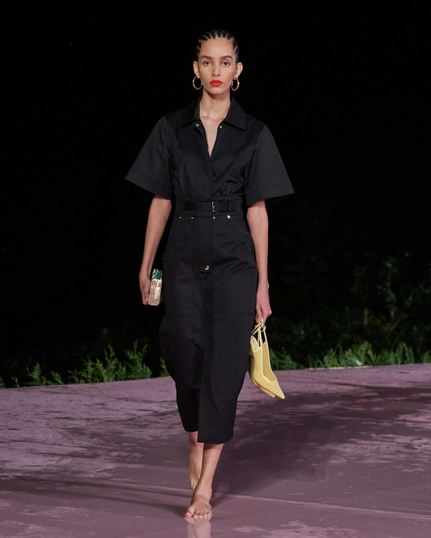 علامة Carolina Herrera تطلق تشكيلة Resort 2024 الجديدة من أزياء السفر والعطلات