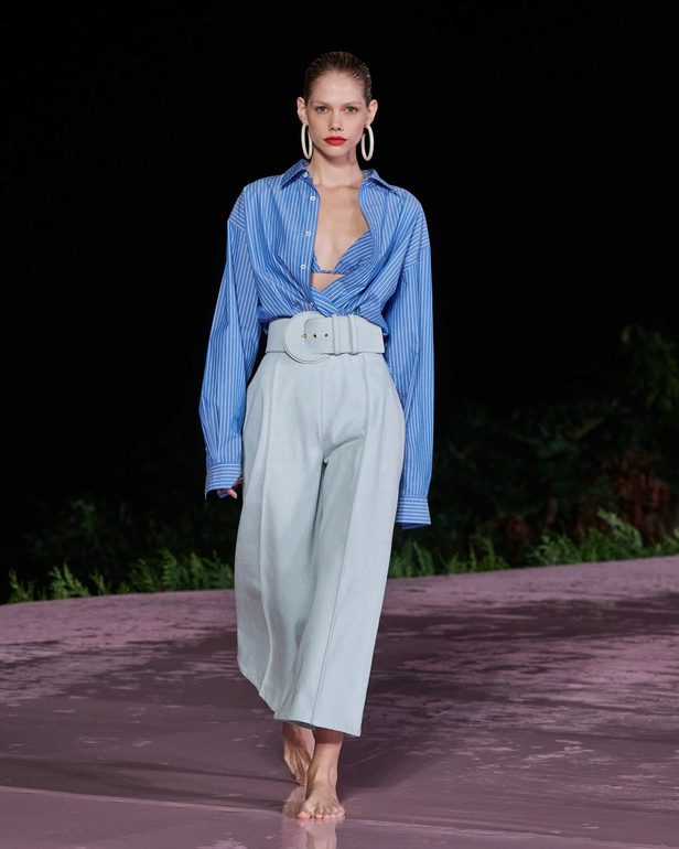 علامة Carolina Herrera تطلق تشكيلة Resort 2024 الجديدة من أزياء السفر والعطلات