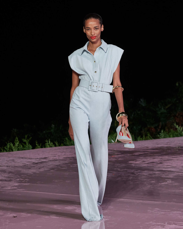 علامة Carolina Herrera تطلق تشكيلة Resort 2024 الجديدة من أزياء السفر والعطلات