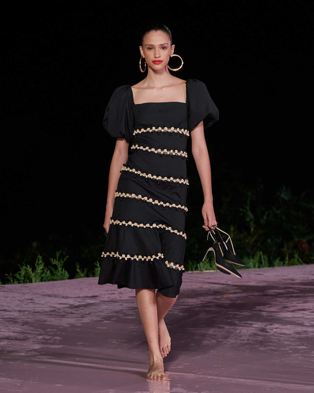 علامة Carolina Herrera تطلق تشكيلة Resort 2024 الجديدة من أزياء السفر والعطلات