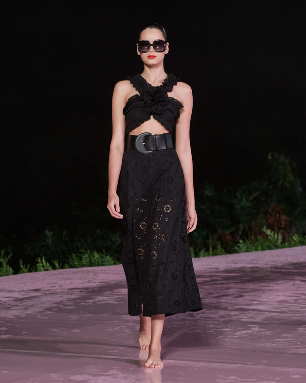 علامة Carolina Herrera تطلق تشكيلة Resort 2024 الجديدة من أزياء السفر والعطلات