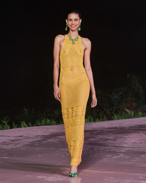 علامة Carolina Herrera تطلق تشكيلة Resort 2024 الجديدة من أزياء السفر والعطلات