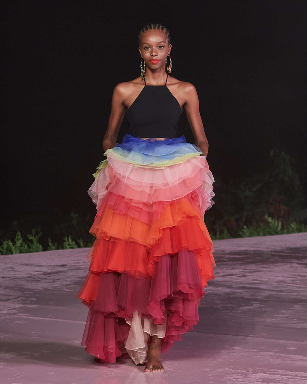 علامة Carolina Herrera تطلق تشكيلة Resort 2024 الجديدة من أزياء السفر والعطلات