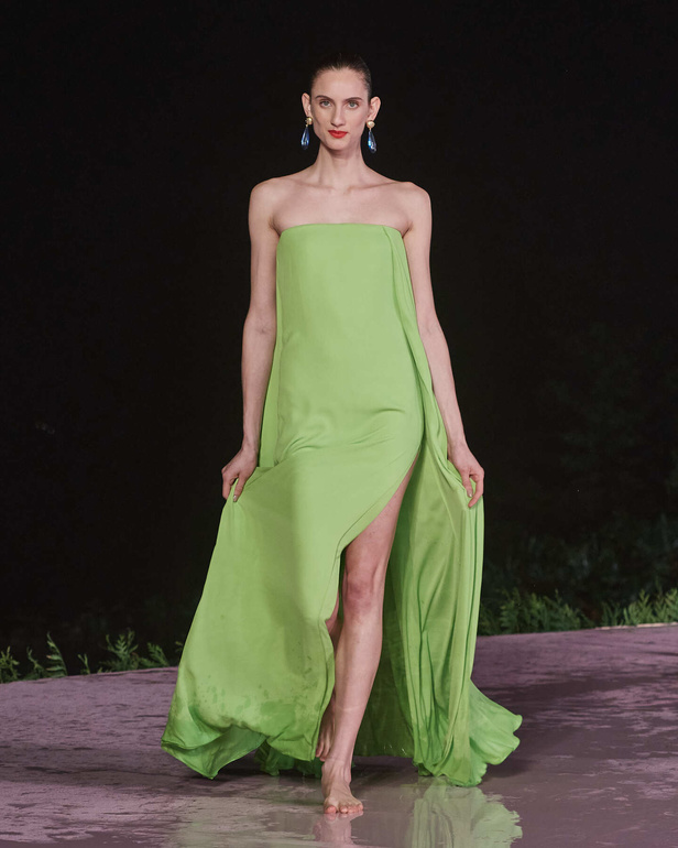 علامة Carolina Herrera تطلق تشكيلة Resort 2024 الجديدة من أزياء السفر والعطلات