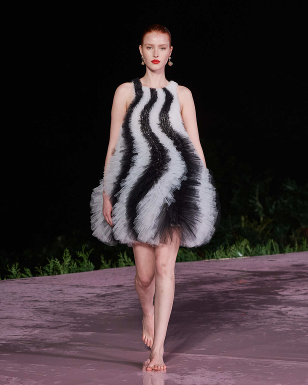 علامة Carolina Herrera تطلق تشكيلة Resort 2024 الجديدة من أزياء السفر والعطلات