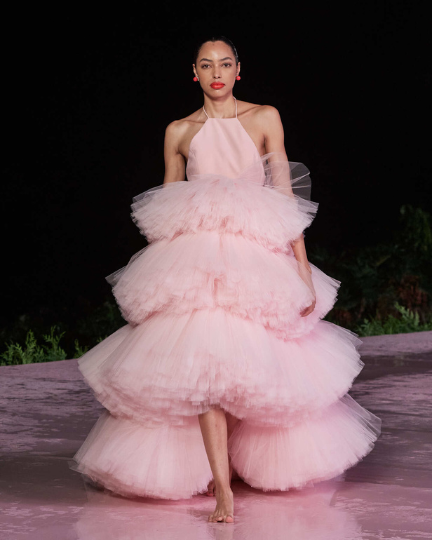 علامة Carolina Herrera تطلق تشكيلة Resort 2024 الجديدة من أزياء السفر والعطلات